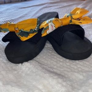 Floral bow sandals